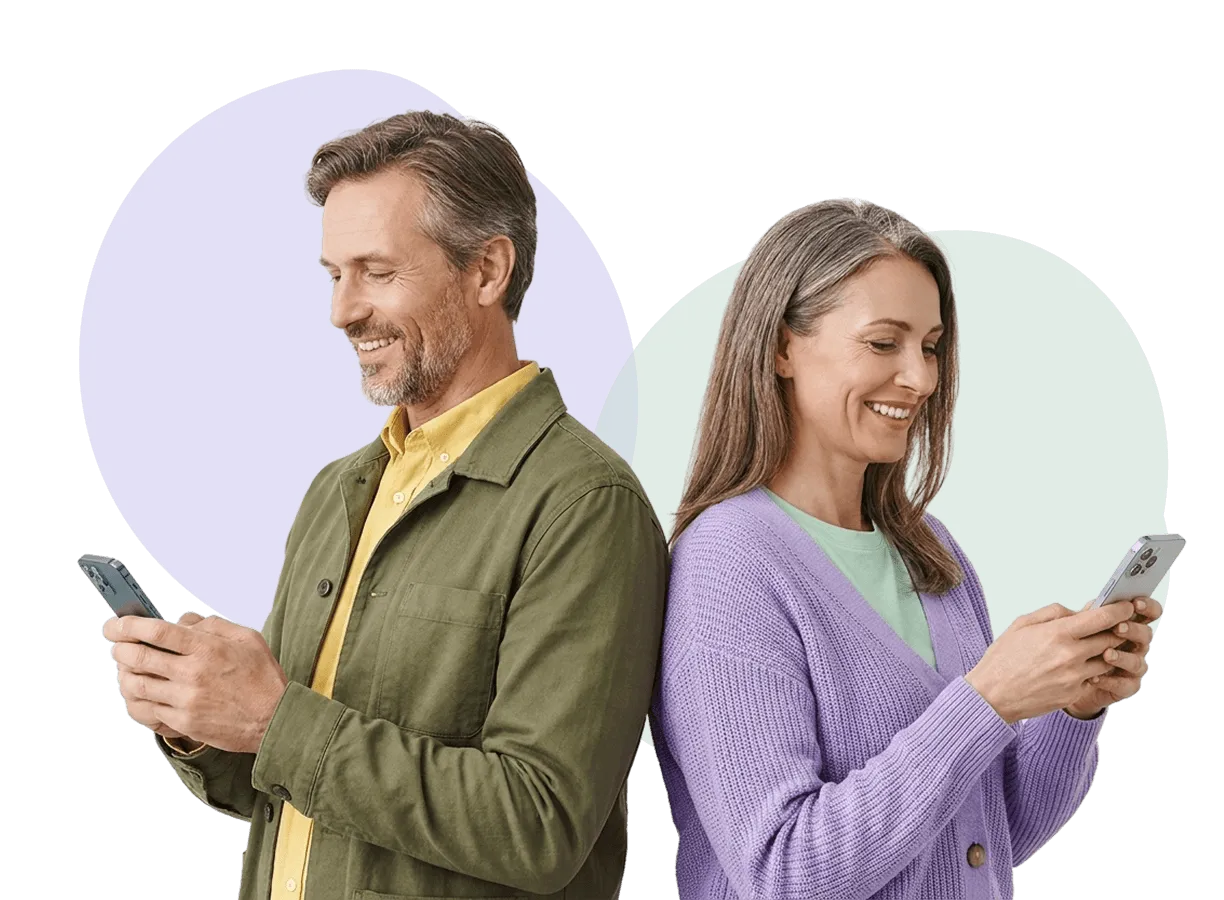 Un hombre y una mujer usando sus teléfonos